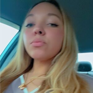 Meet your Posher, Hollie